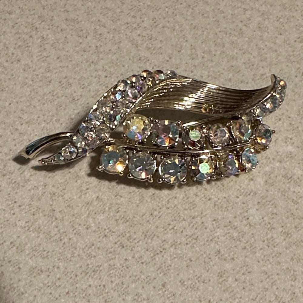 Vintage Aurora Borealis rhinestone Gold tone Leaf Brooch (798)
